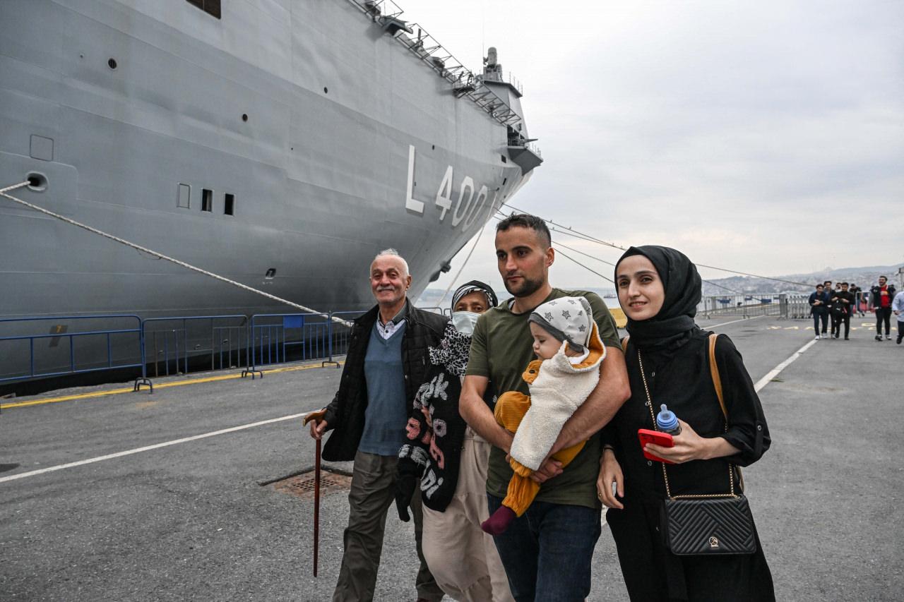 Dünyanın ilk SİHA gemisi TCG Anadolu'ya vatandaşlardan yoğun ilgi