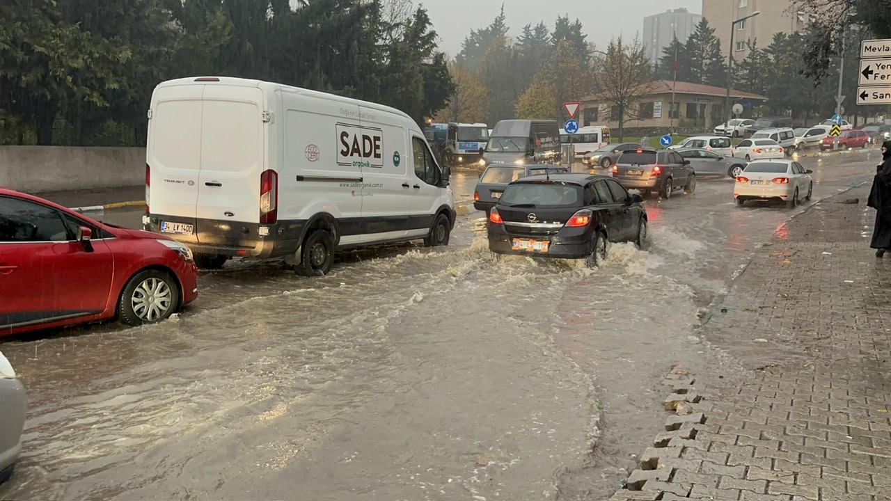 Ataşehir'de yol göle döndü: Taksi mahsur kaldı