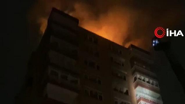 Kadıköy'de ürküten olay: Apartmana yıldırım düştü, çatı katı alev alev yandı