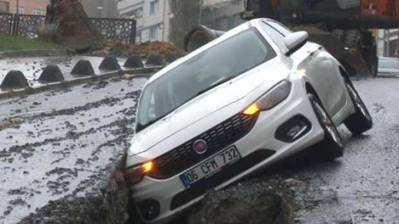 Arnavutköy’de otomobil çukura düştü