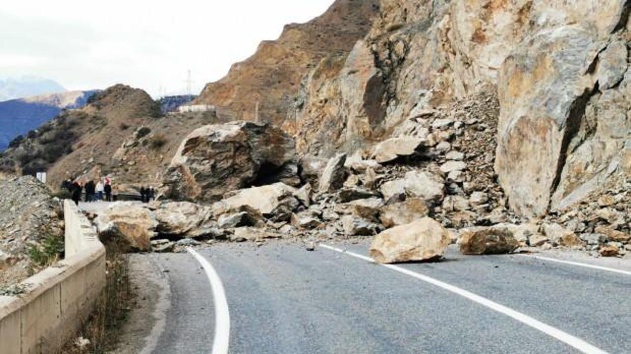 Artvin’de heyelan: Karayolu ulaşıma kapandı