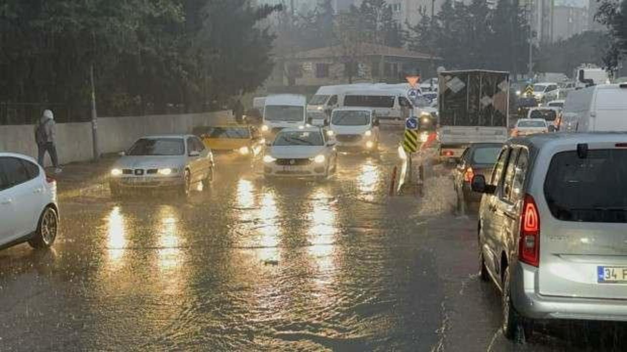 Ataşehir’de yol göle döndü: Taksi mahsur kaldı