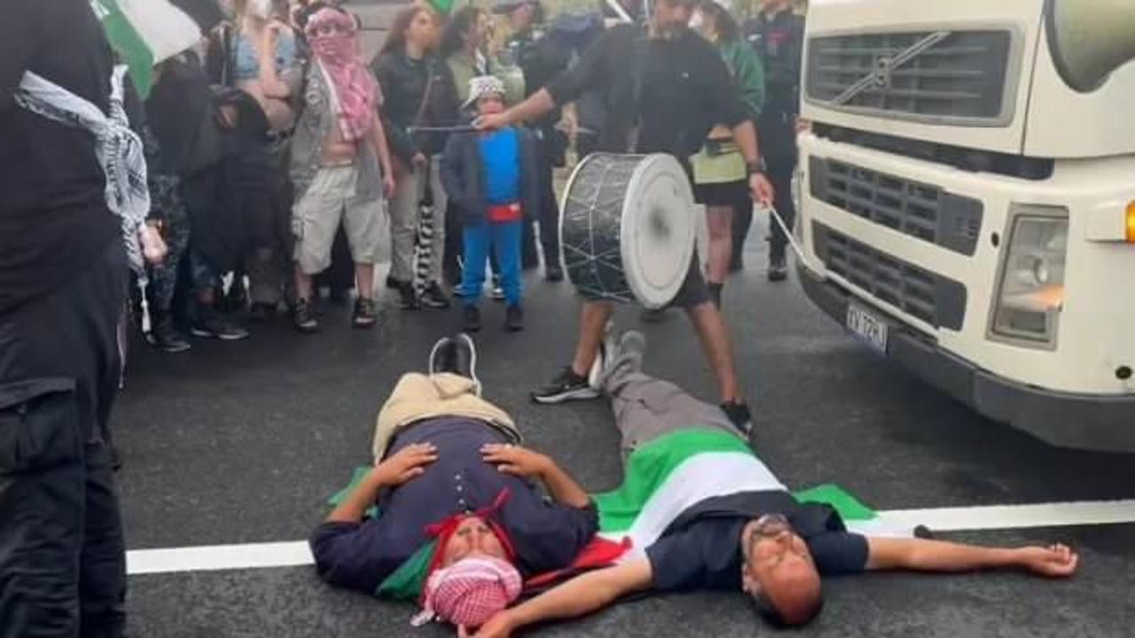 Avustralya’da yüzlerce protestocu İsrail nakliye hattını kapattı