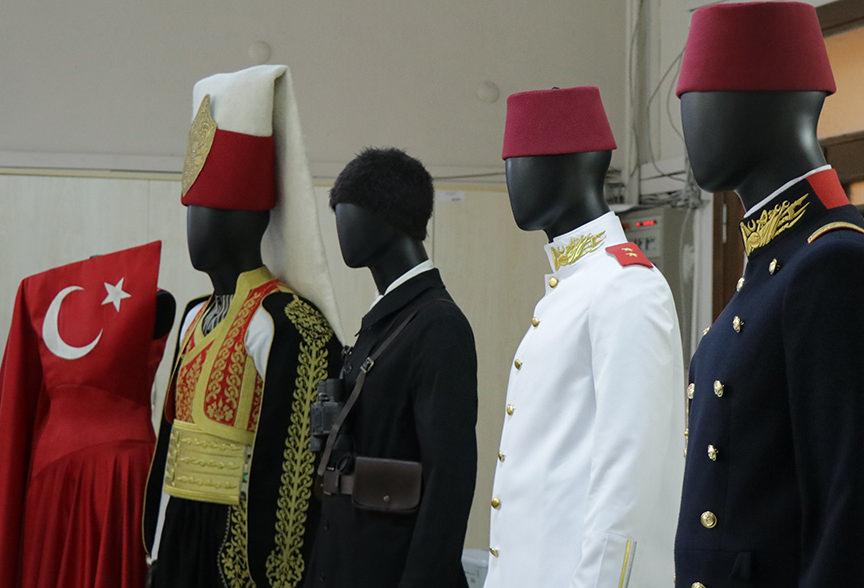 Usta eller Atatürk'ün üniformalarını yeniden dikti