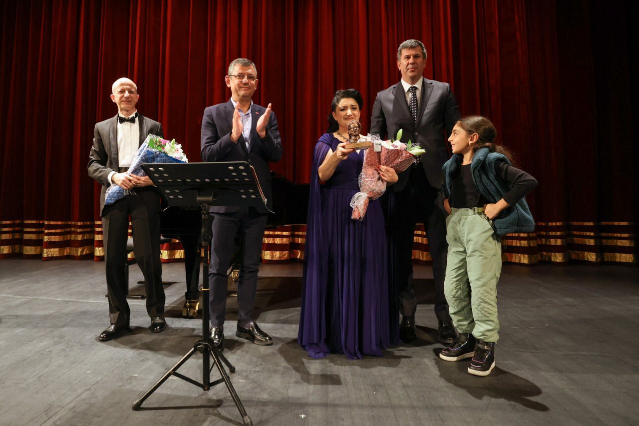 Özgür Özel, HEDEP'li Pervin Buldan ile operaya katıldı