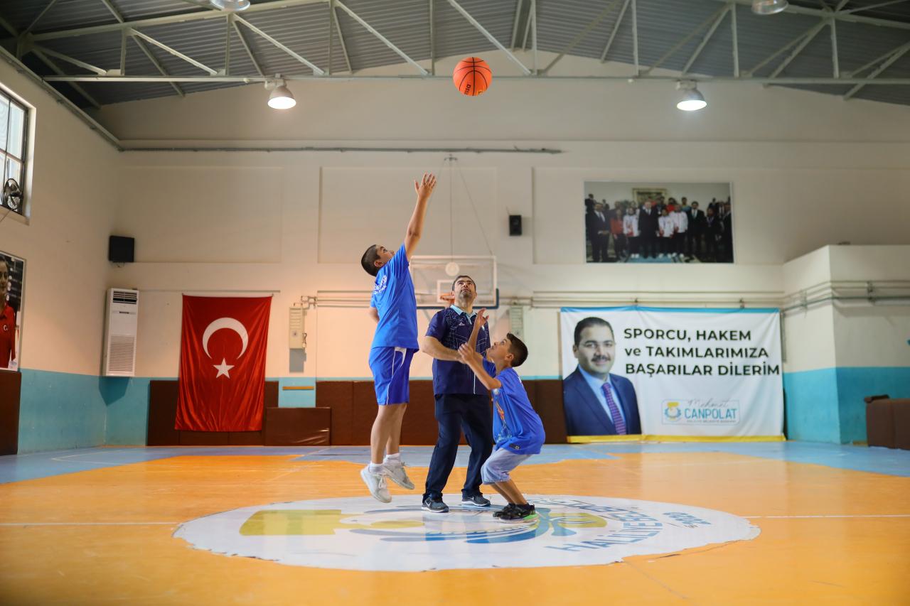 Başkan Canpolat: 21 adet halı sahayı gençlerimizin hizmetine sunduk