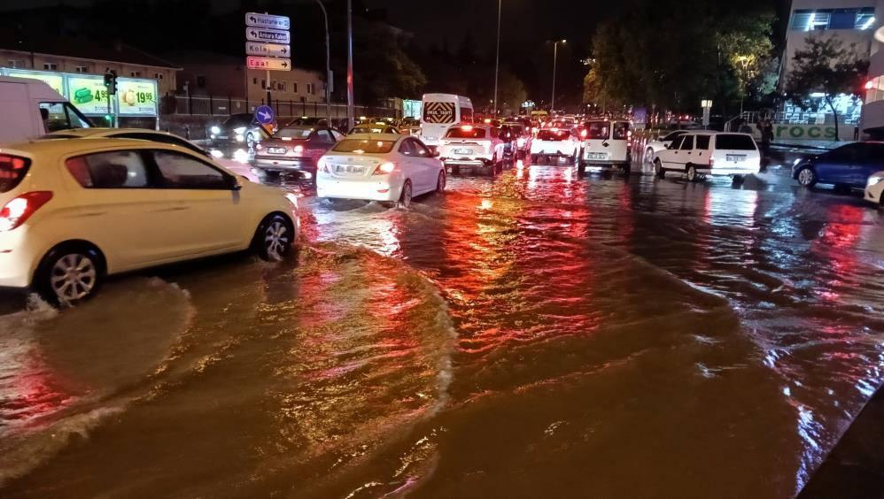 Ankara'da kuvvetli yağmur! Yolları su bastı