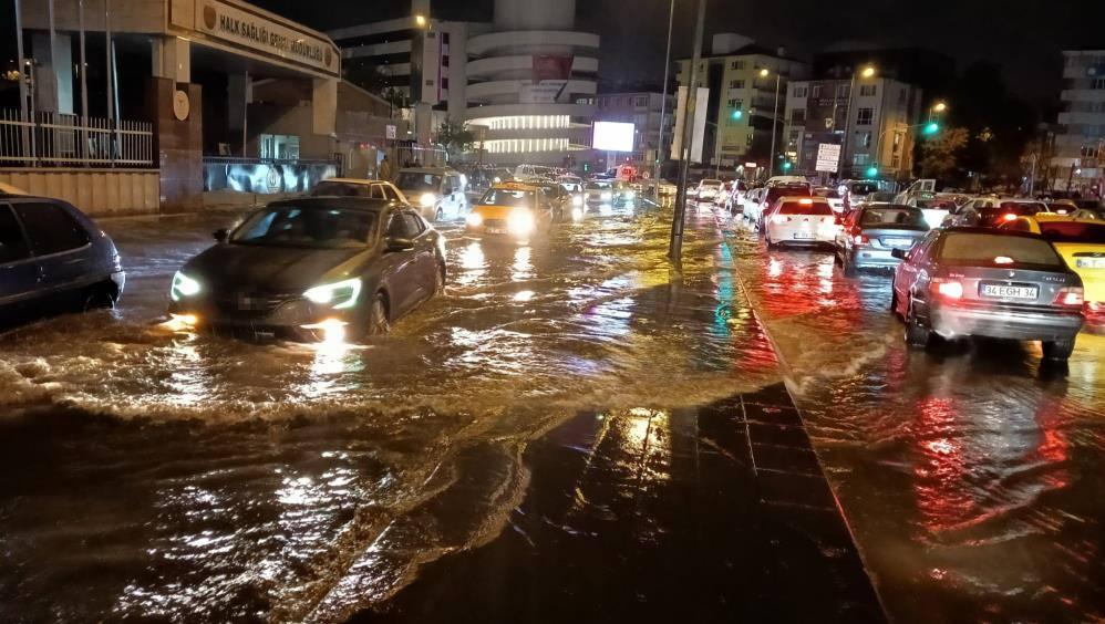 Ankara'da kuvvetli yağmur! Yolları su bastı