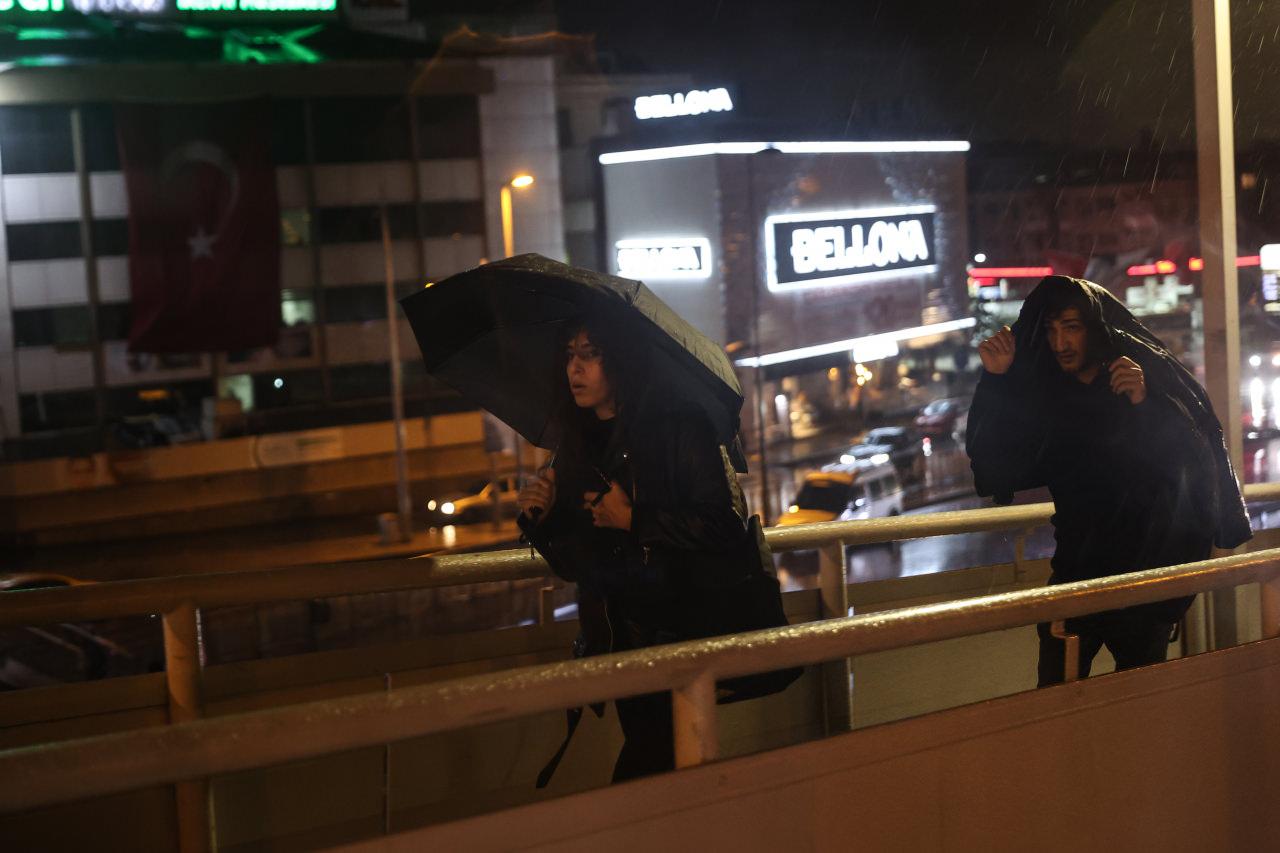 İstanbul'da sağanak ve şiddetli rüzgar hayatı olumsuz etkiliyor