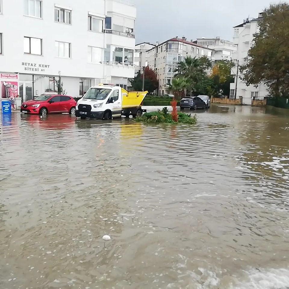 Yalova'da deniz ile kara birleşti: İDO seferleri iptal