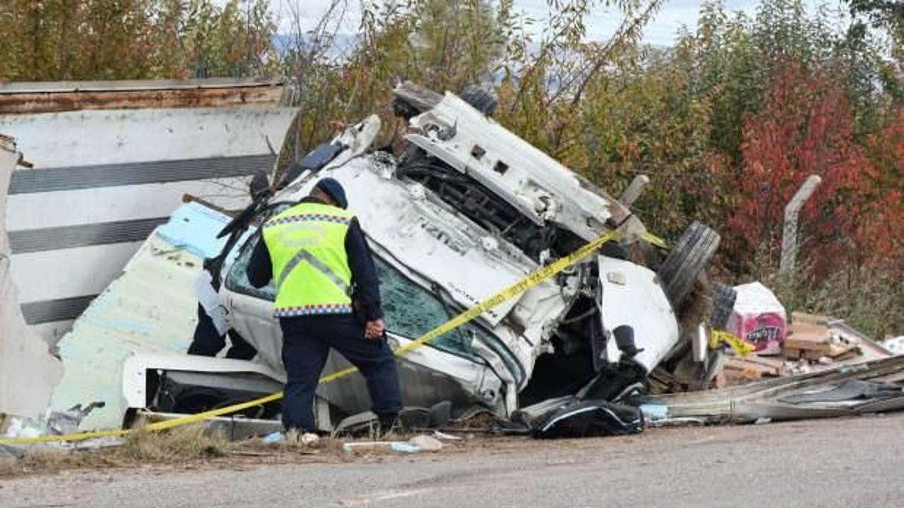 Kamyonla hafif ticari araç çarpıştı: 2 ölü 3 yaralı