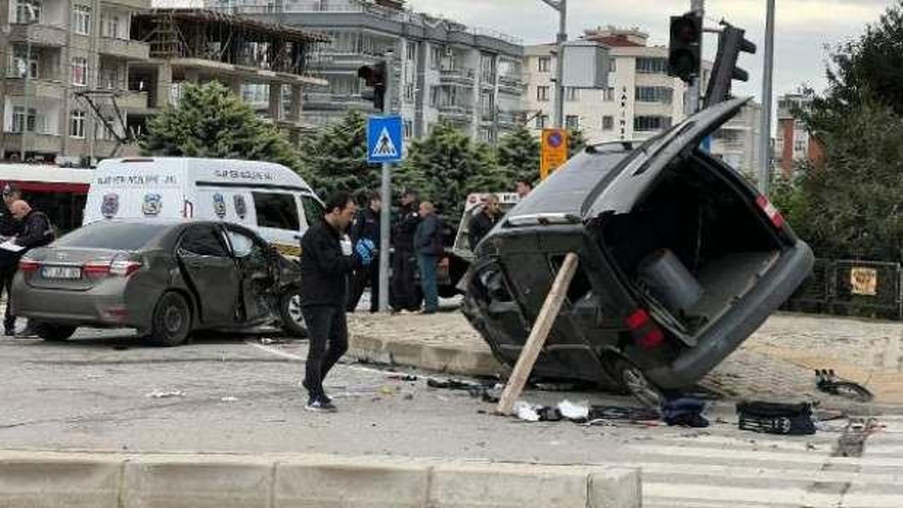 Sivil polis aracıyla hafif ticari araç çarpıştır; 2’si ağır, 4 yaralı