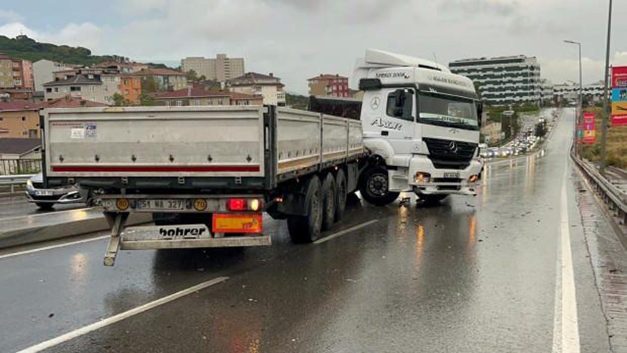 TIR refüje çıktı, yol trafiğe kapandı