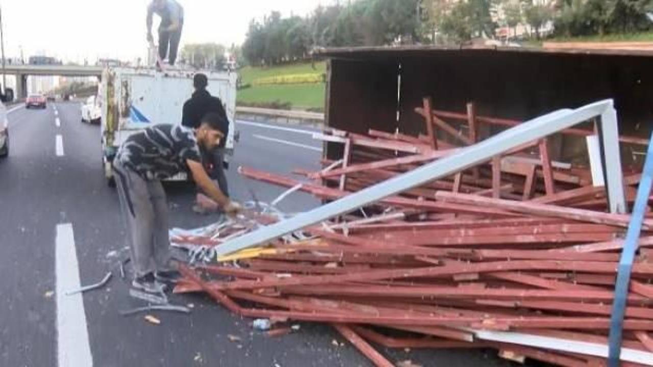 Ümraniye’de kamyonet devrildi, yoğun trafik oluştu
