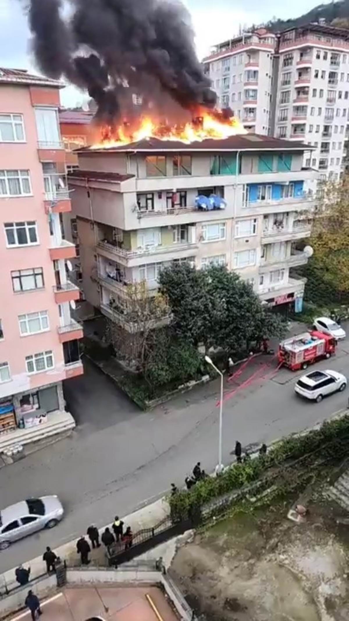 Rize'de korkutan yangın... Binanın çatısı alev alev yandı!