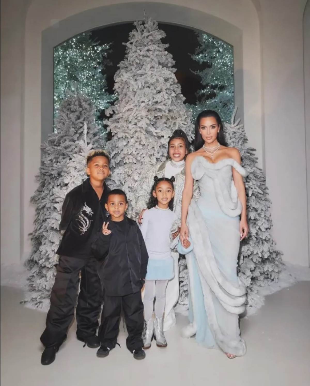 Kardashian'ın Noel fotoğrafı tartışmalara yol açtı