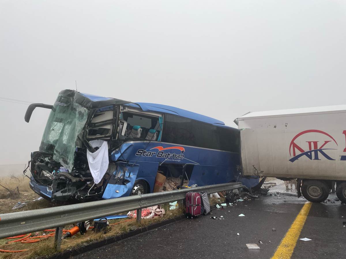 Şanlıurfa'da feci kaza... Otobüs ve 2 TIR çarpıştı!