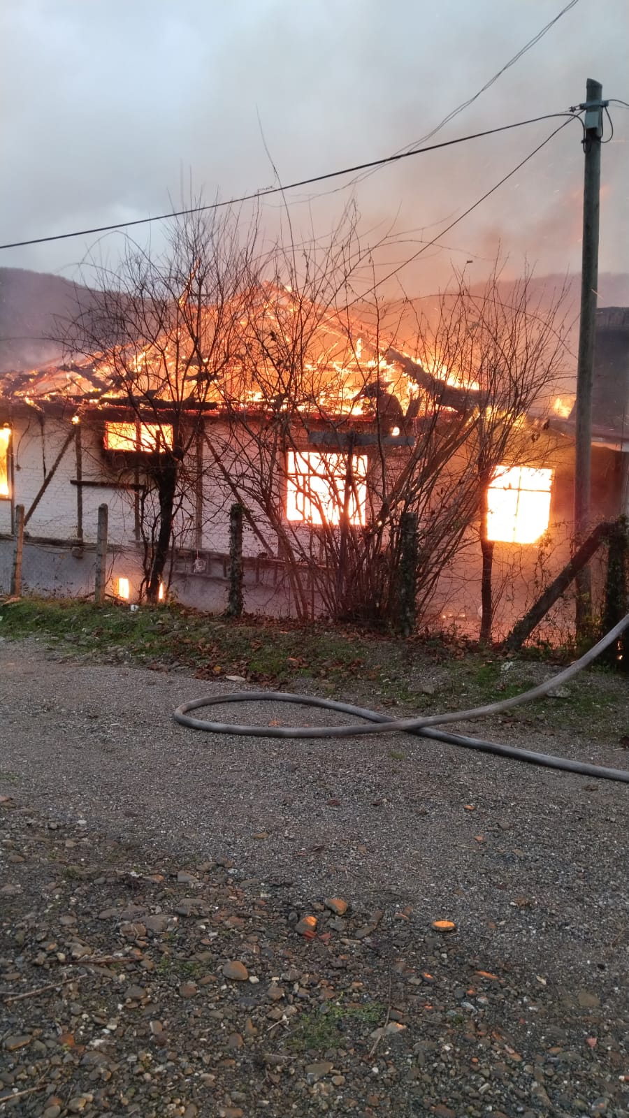 Bartın'da korkutan yangın: Ev, samanlık ve ahır alev alev yandı