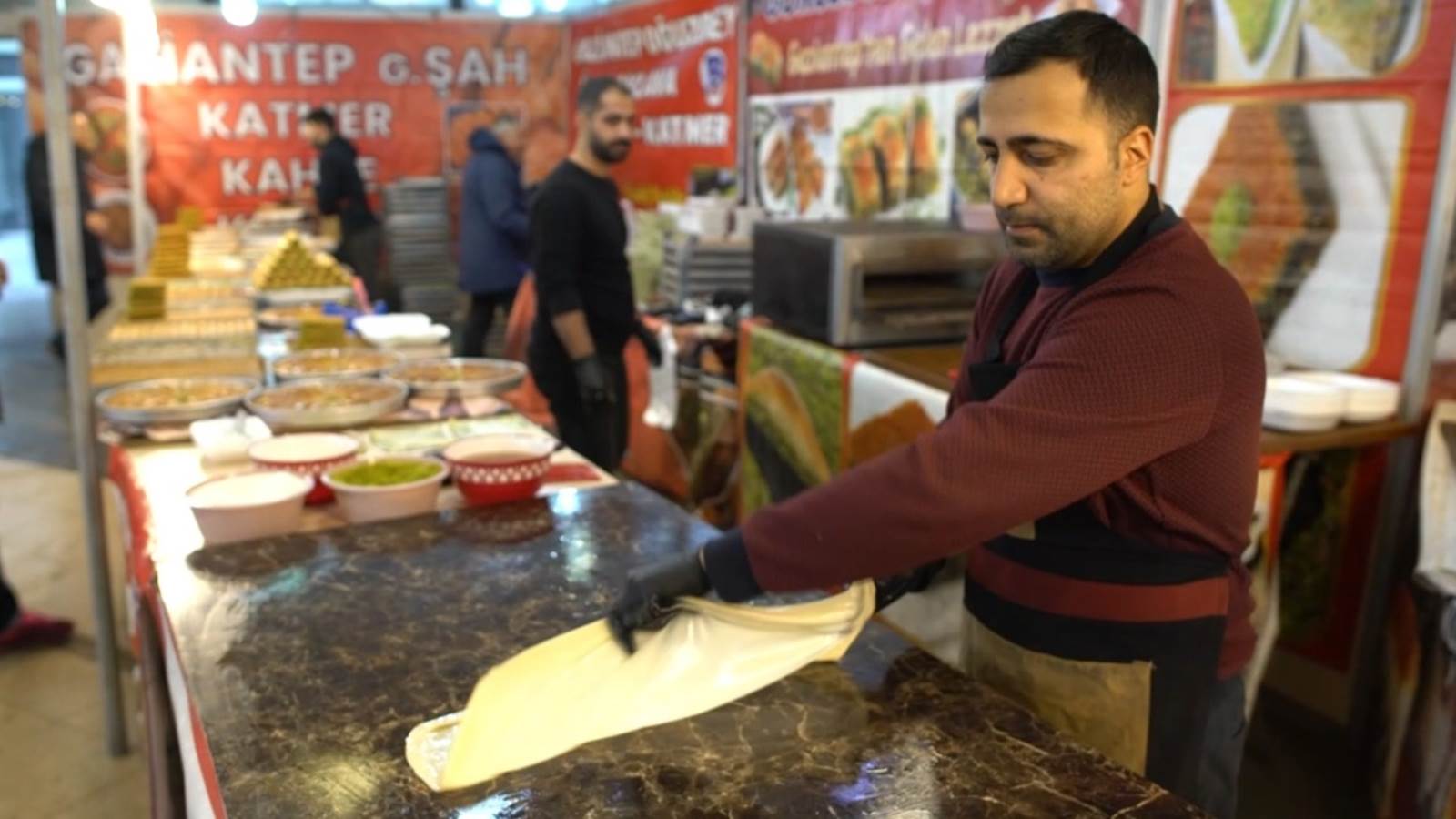 Gaziantep Yemek Şenliği'nde kebap yeme yarışması yapıldı, baba oğul kıyasıya yarıştı