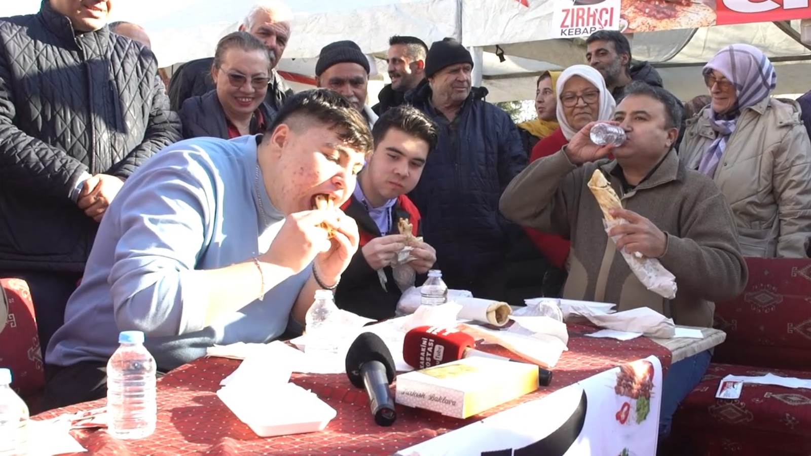 Gaziantep Yemek Şenliği'nde kebap yeme yarışması yapıldı, baba oğul kıyasıya yarıştı