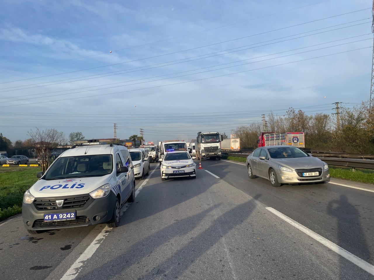 Kocaeli'de otomobil ile yolcu minibüsü çarpıştı, 15 kişi yaralandı