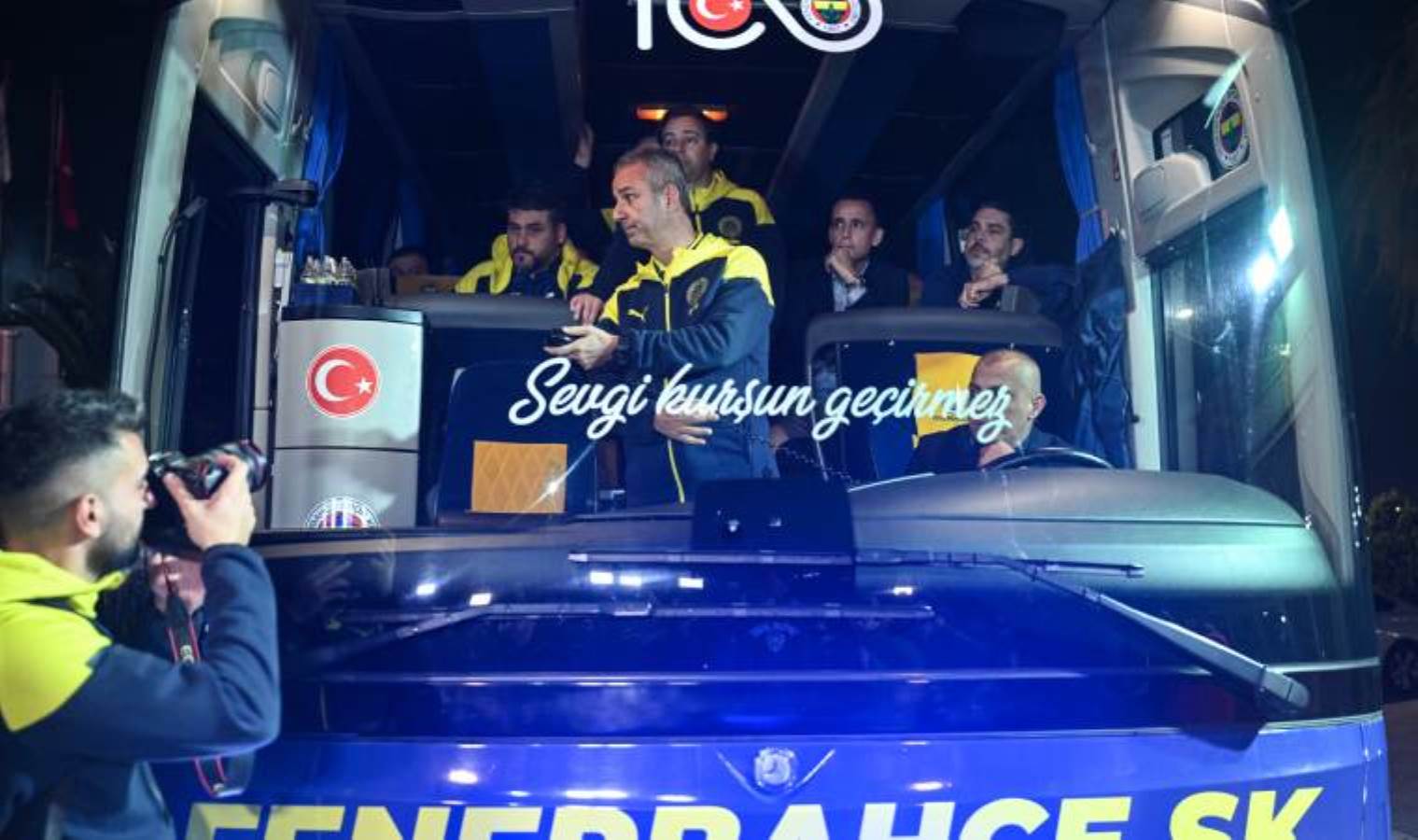 Taraftarlardan coşkulu karşılama... Galatasaray ve Fenerbahçe kafilesi İstanbul'a döndü!