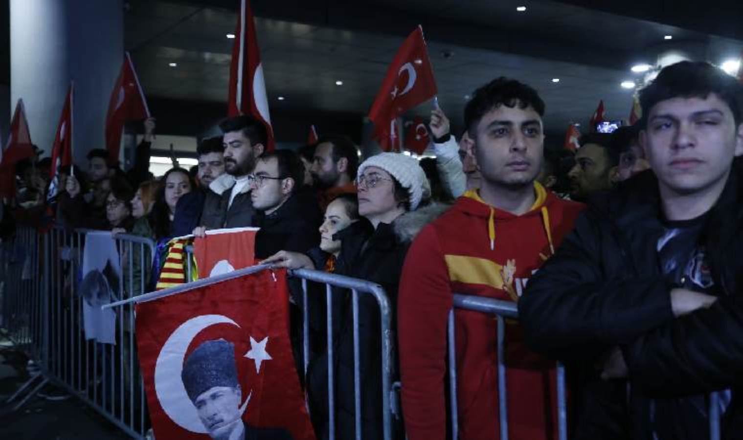 Taraftarlardan coşkulu karşılama... Galatasaray ve Fenerbahçe kafilesi İstanbul'a döndü!