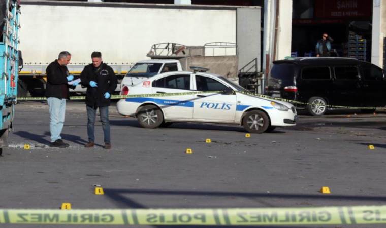 Hal kompleksinde çıkan kavgada kan aktı: 1’i ağır 2 yaralı