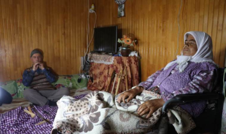 Yörük ezgileri eşliğinde, 7 yıldır tekerlekli sandalyeye bağımlı eşine bakıyor