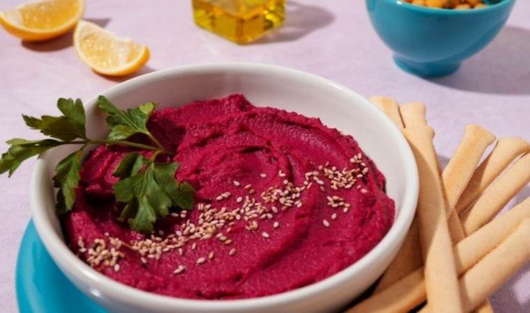 Yılbaşı sofrasının olmazsa olmazı: Pancarlı humus tarifi…