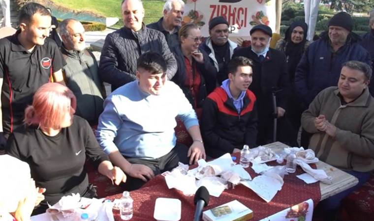 Gaziantep Yemek Şenliği’nde kebap yeme yarışması yapıldı, baba oğul kıyasıya yarıştı