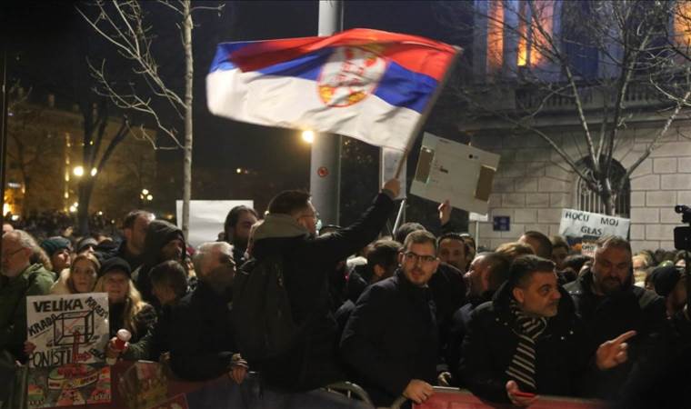 Sırbistan kaynayan kazan: Açlık grevine başladı