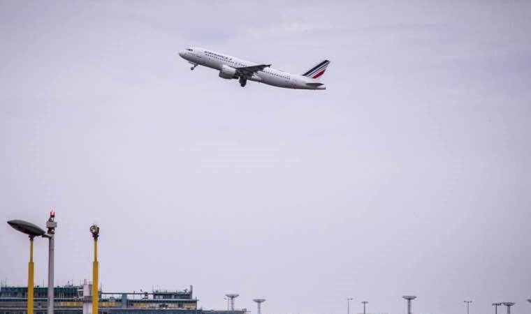Paris’e iniş yapan yolcu uçağının iniş takımında kaçak yolcu bulundu