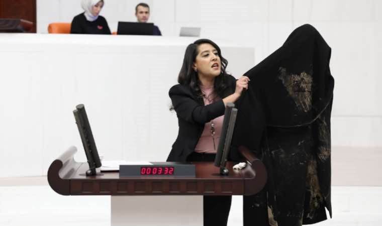 EMEP’li Sevda Karaca çamurlu paltosunu Meclis’e getirdi: ‘Yoksul eti yiyip kan içiyorsunuz!’