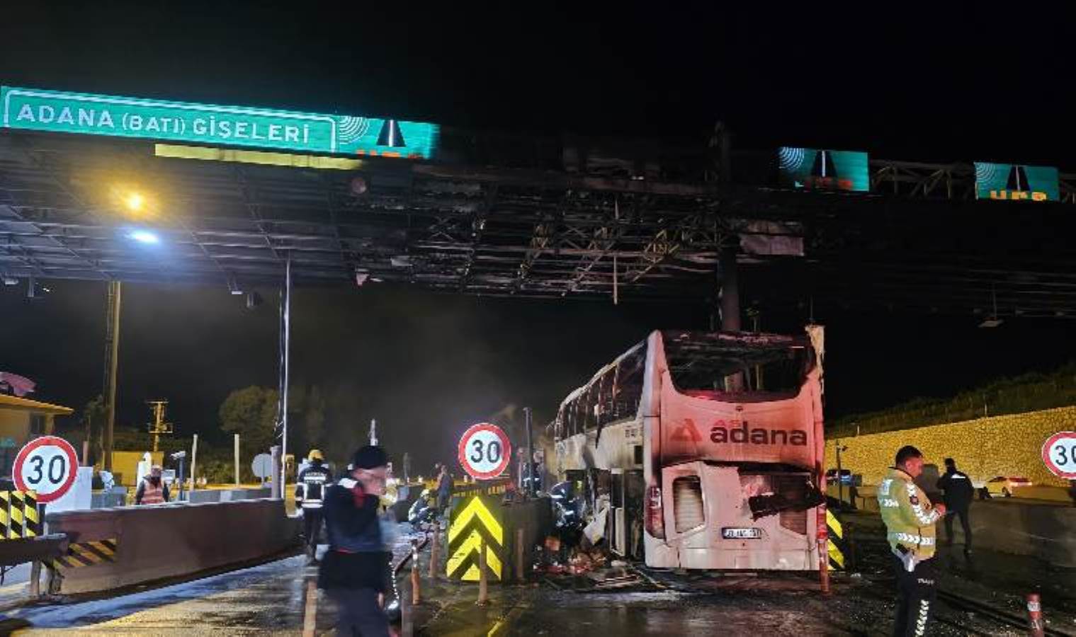 Korkunç kaza... Mersin'de yolcu otobüsü gişeye çarpıp, alev aldı!