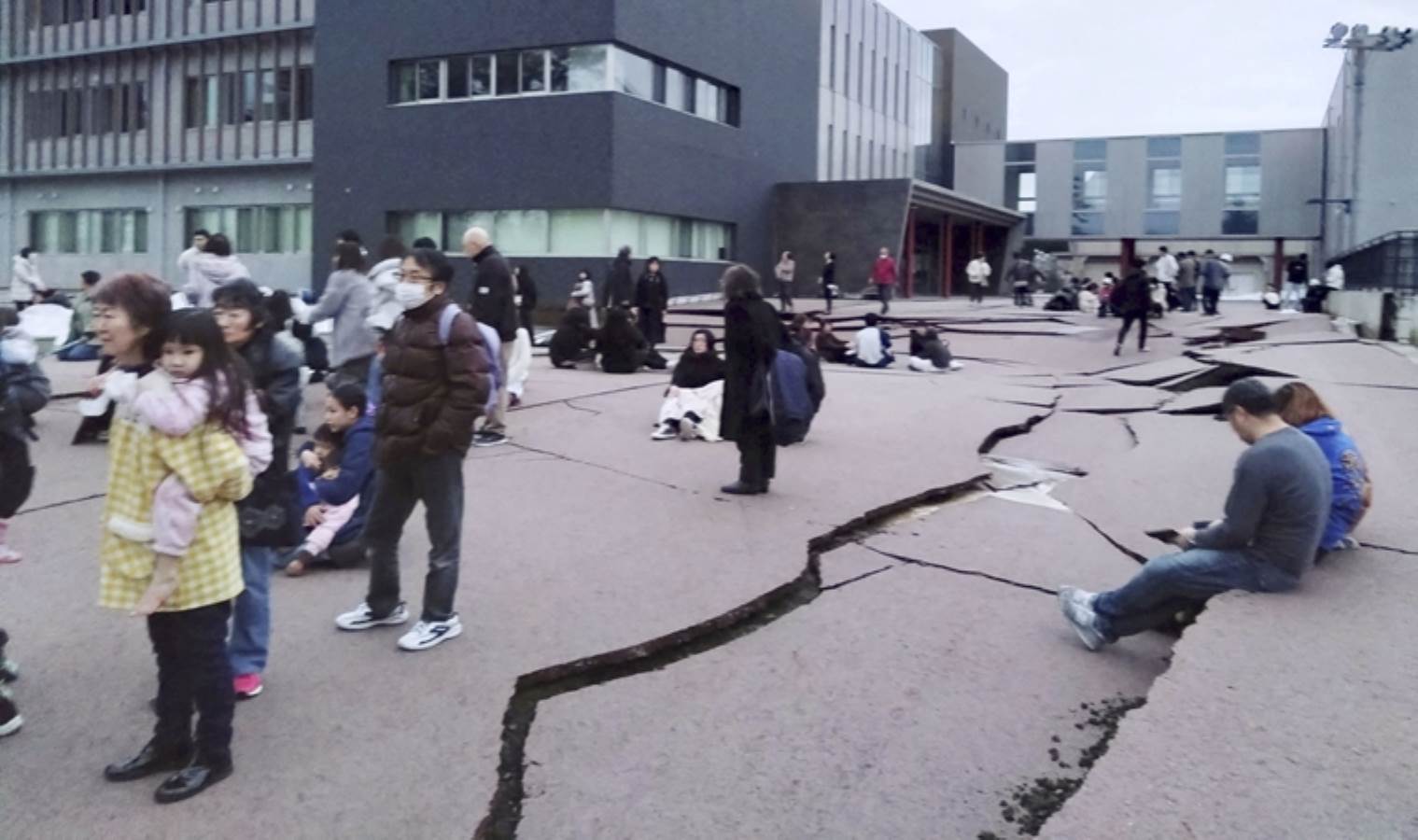 Japonya yeni yıla deprem ile başladı