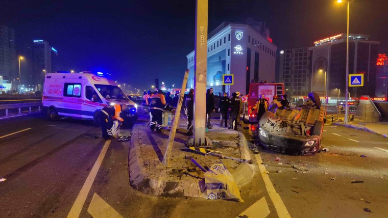 Zeytinburnu D-100 yan yolda trafik kazası: 1'i ağır 4 yaralı!