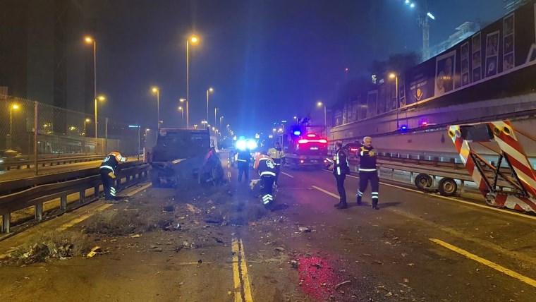 Zeytinburnu E-5 Karayolu’nda lüks otomobil yol bakım aracına çarptı: 5 yaralı