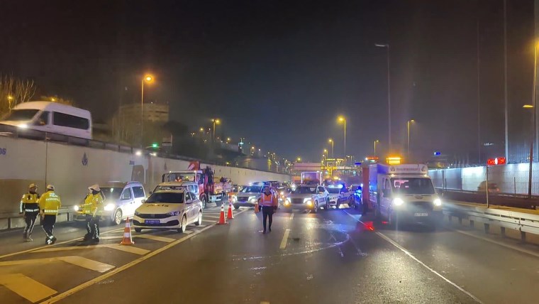 Zeytinburnu E-5 Karayolu’nda lüks otomobil yol bakım aracına çarptı: 5 yaralı