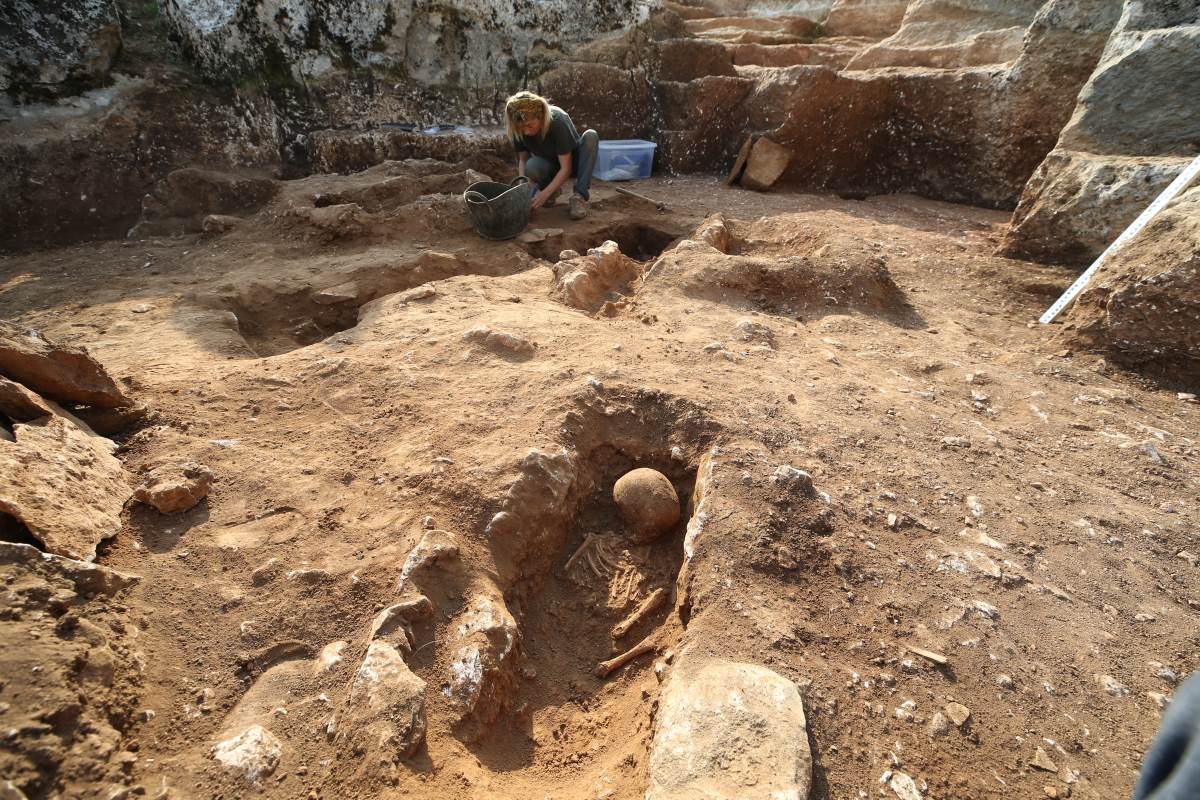 Diyarbakır'da eski taş ocağındaki kazıda 54 çocuğa ait mezarlık bulundu