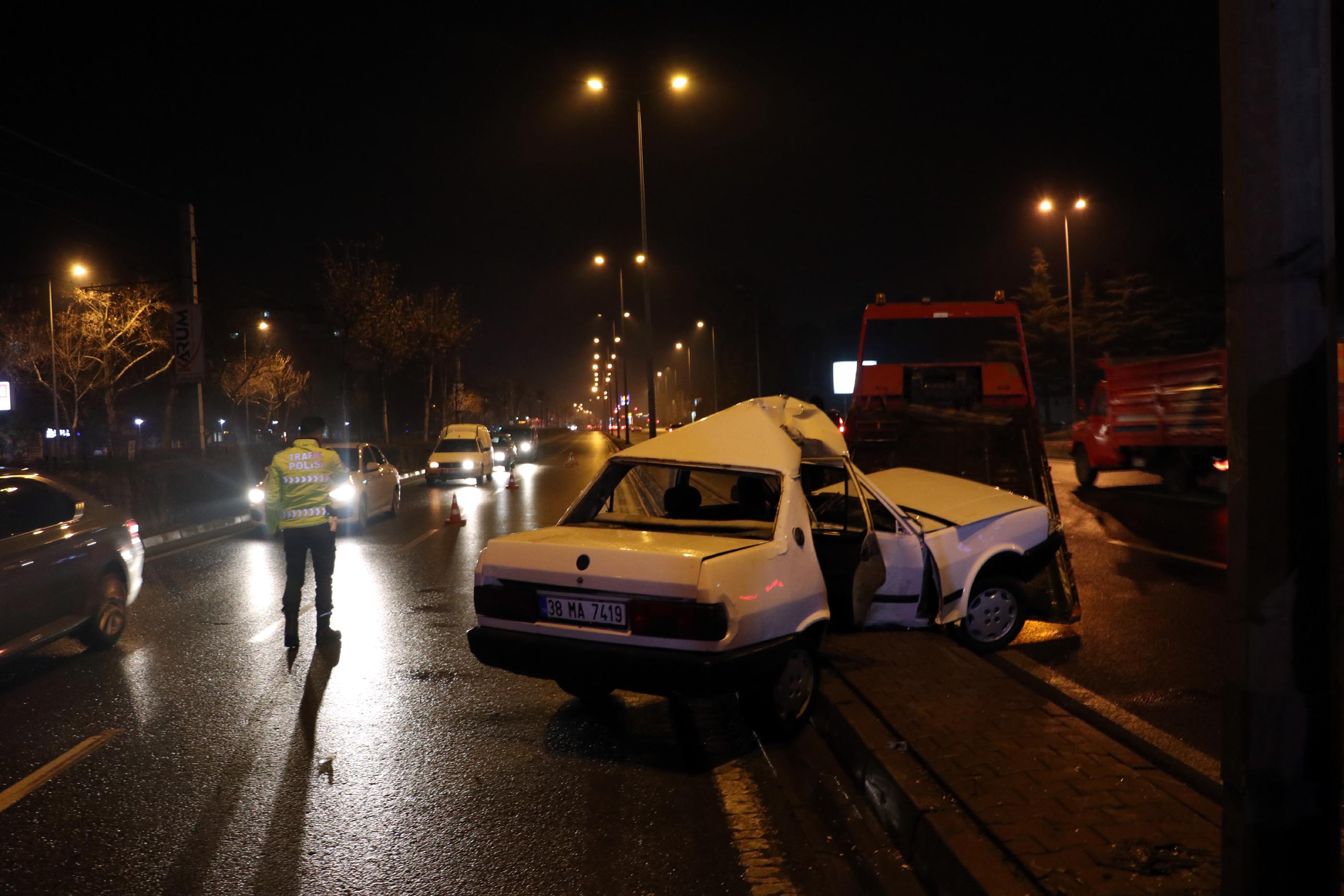 Kayseri'de otomobil aydınlatma direğine çarptı: 4 yaralı
