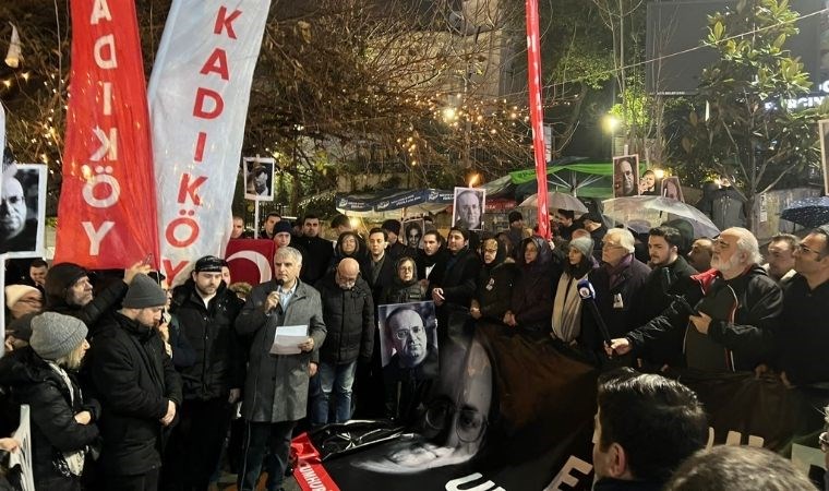 Kadıköy'de yurttaşlar Uğur Mumcu için yürüdü: 'Türkiye laiktir laik kalacak!' sloganları...
