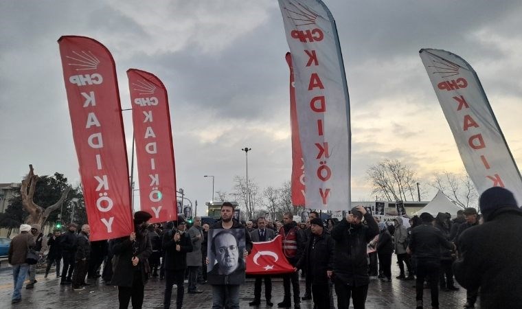 Kadıköy'de yurttaşlar Uğur Mumcu için yürüdü: 'Türkiye laiktir laik kalacak!' sloganları...