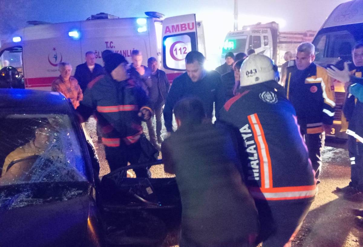 Malatya'da iki otomobil çarpıştı: 1 ölü, 5 yaralı
