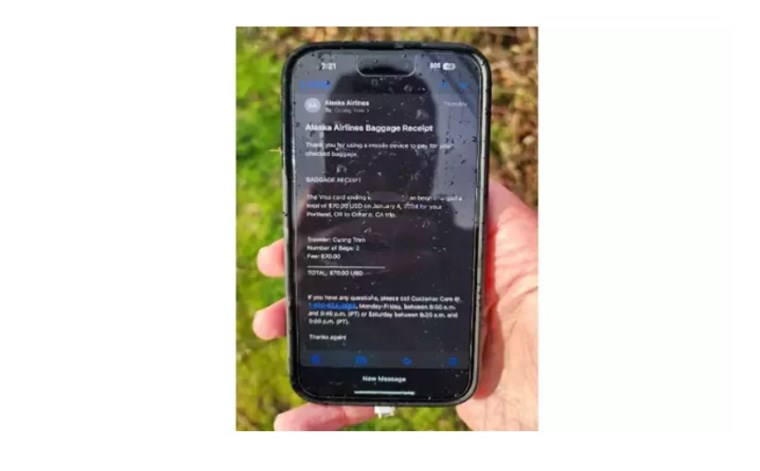 Uçaktan düşen telefonu buldu! 'Sadece birkaç çizik...'