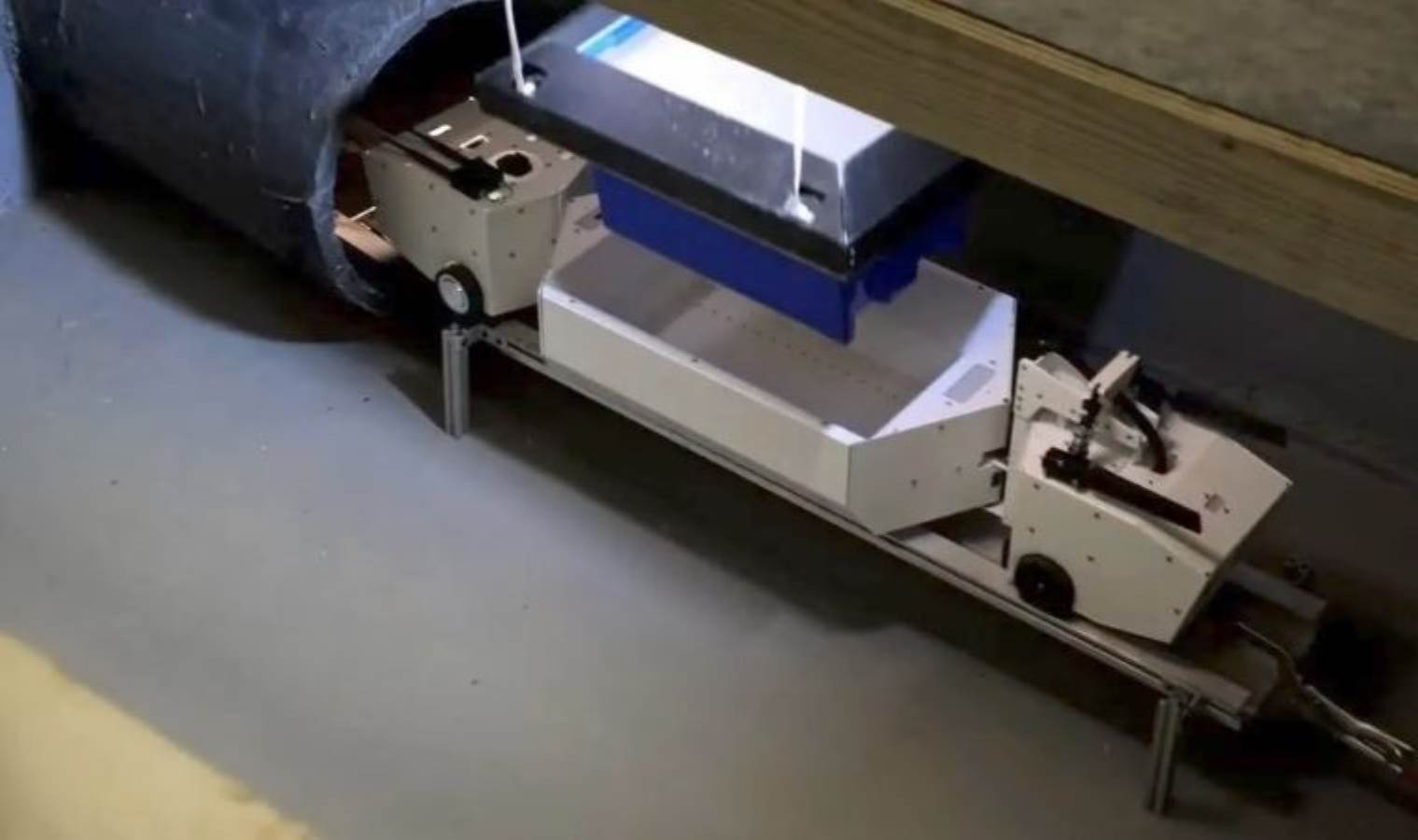 Dünyanın ilk yeraltı otonom robot teslimat sistemi açıldı