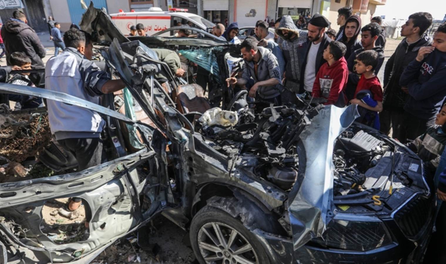 İsrail Gazze'de gazetecileri taşıyan aracı vurdu: 2 ölü