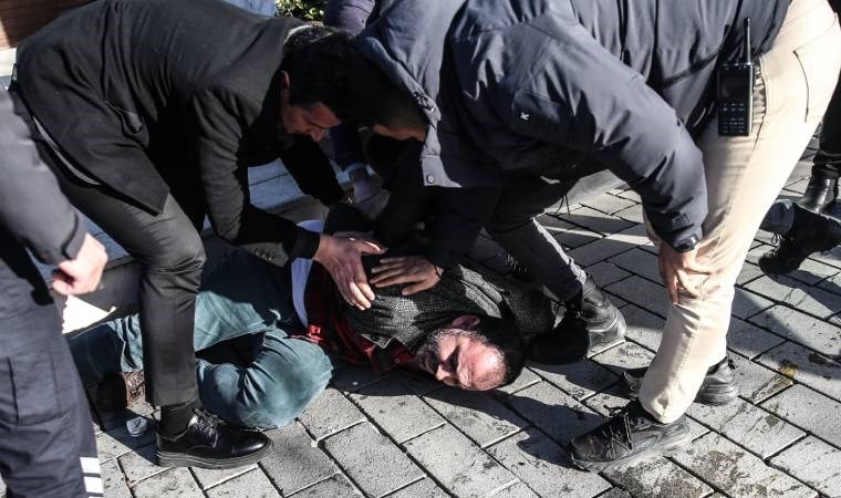 Son dakika... Zammı 'yetersiz' bulan taksicilerden İBB binasına taşlı saldırı! 2 gözaltı