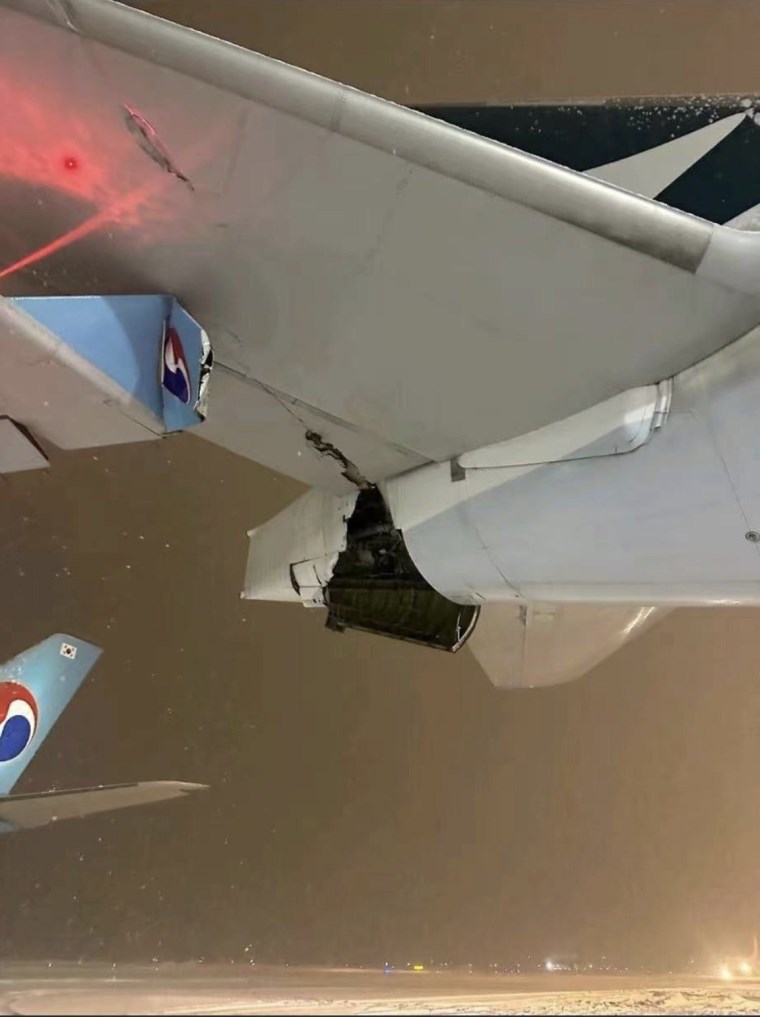 Havalimanı pistinde kaza: İki yolcu uçağı çarpıştı