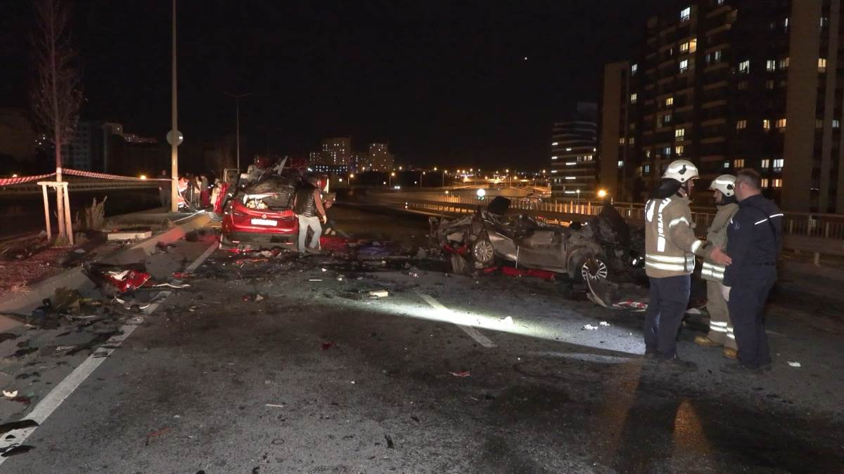 Başakşehir'de feci kaza... Araçlar hurdaya döndü: 3 ölü, 1 yaralı
